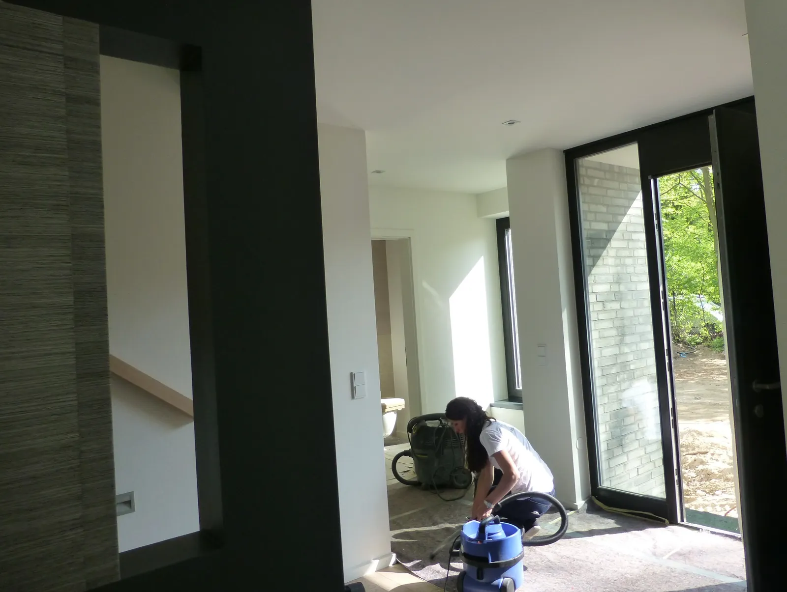 Gewerbekunden Gründliche Bauendreinigung eines neuen Einfamilienhauses durch BRILLANT Reinigungsservice in Ahrensburg – staubfreie Übergabe nach Neubauarbeiten.