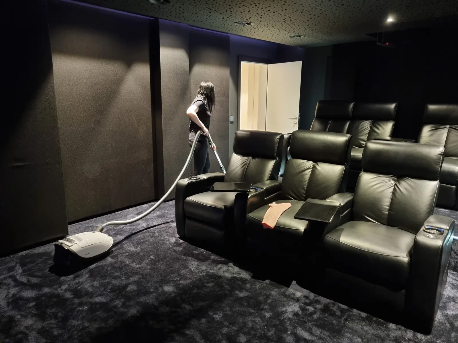 Privatkunden BRILLANT Reinigungsservice beim Staubsaugen eines privaten Heimkinos – gründliche Hausreinigung für Privatkunden in Ahrensburg.