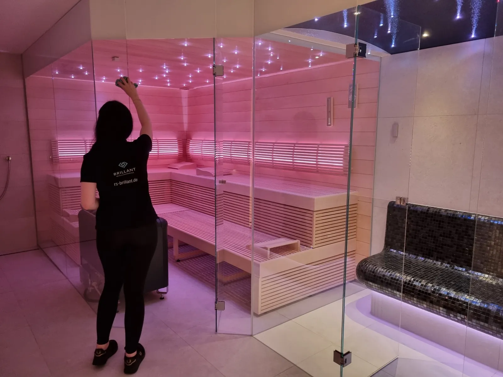 Privatkunden Professionelle Reinigung einer privaten Sauna durch BRILLANT Reinigungsservice in Ahrensburg – gepflegte Wellnessräume für höchste Hygiene im Zuhause.