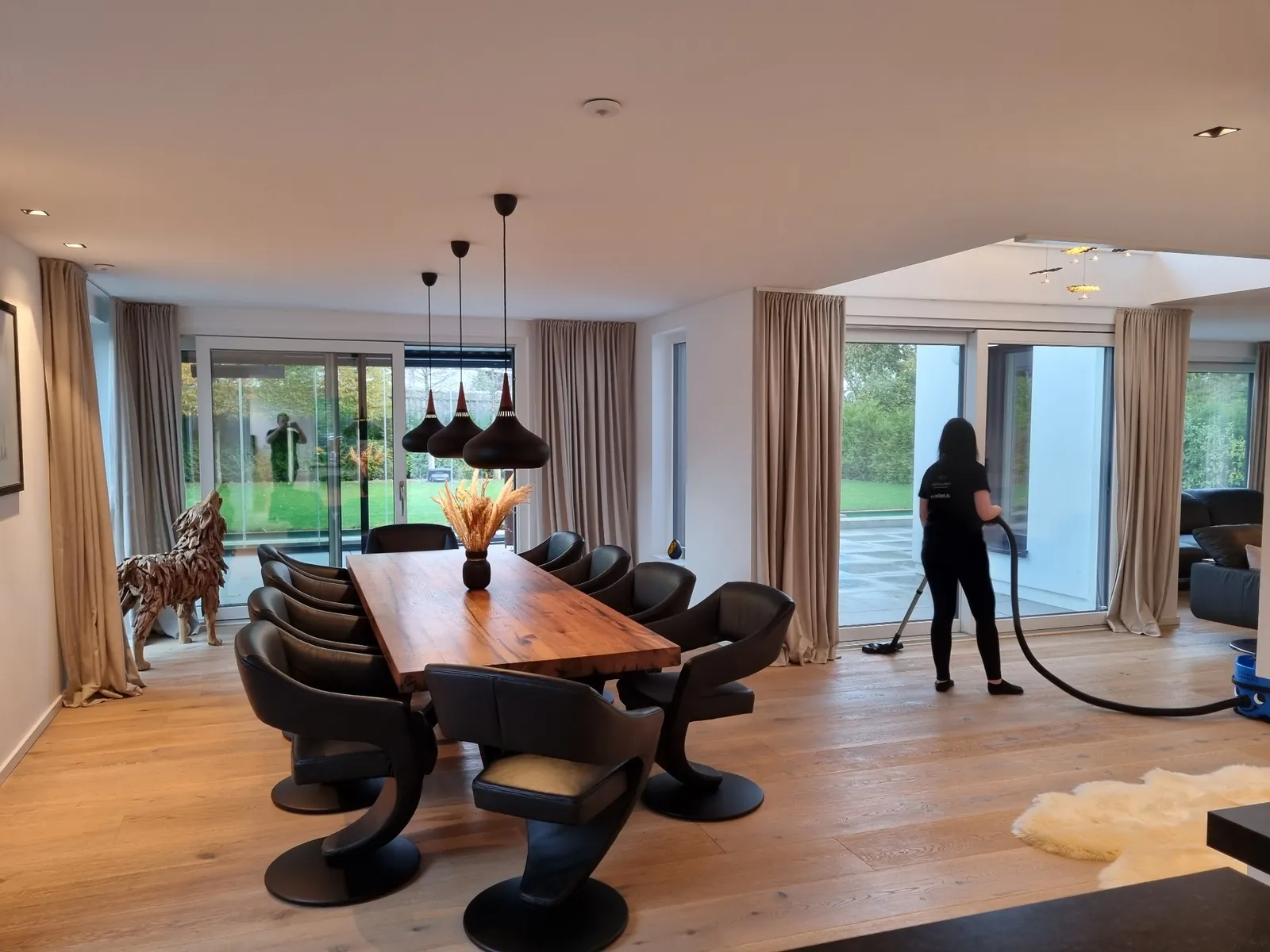 Privatkunden Professionelle Bodenpflege und Reinigung im modernen Wohn- und Essbereich durch BRILLANT Reinigungsservice in Ahrensburg.