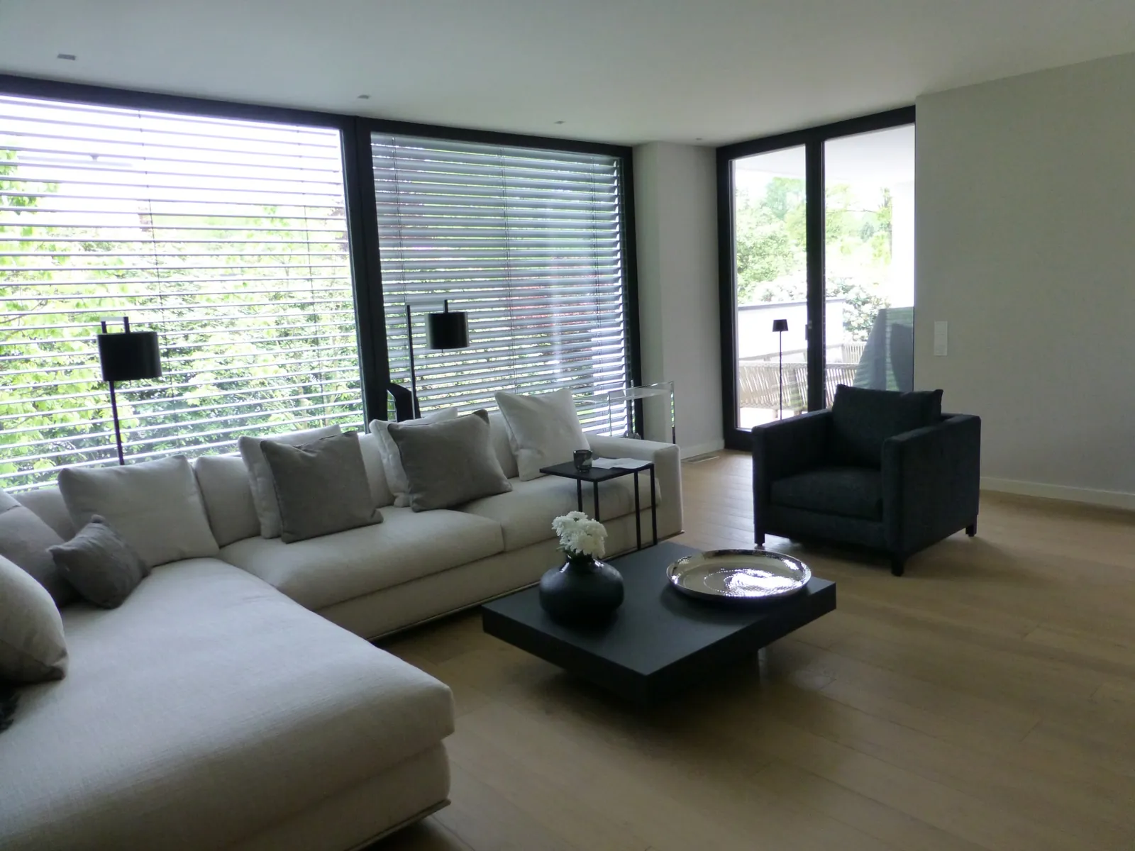 Privatkunden Professionelle Bodenpflege und Reinigung im modernen Wohn- und Essbereich durch BRILLANT Reinigungsservice in Ahrensburg.